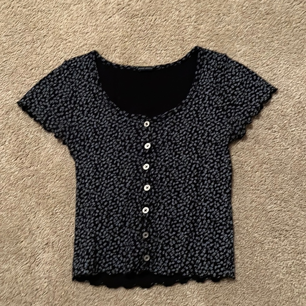 Brandy Melville short sleeve crop top cute floral design in good condition!
